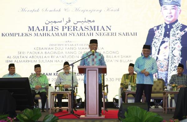 Sarawak dep minister rescues woman with breathing difficulties on flight