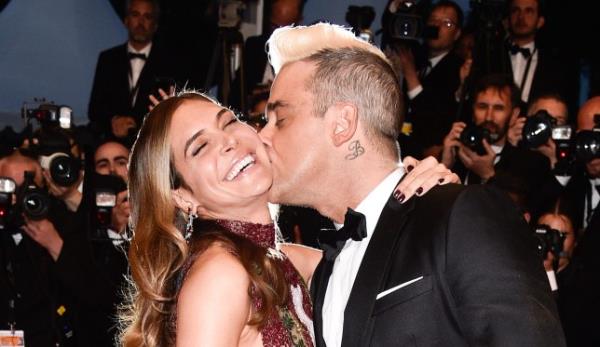 Robbie Williams kissing Ayda Field on the cheek